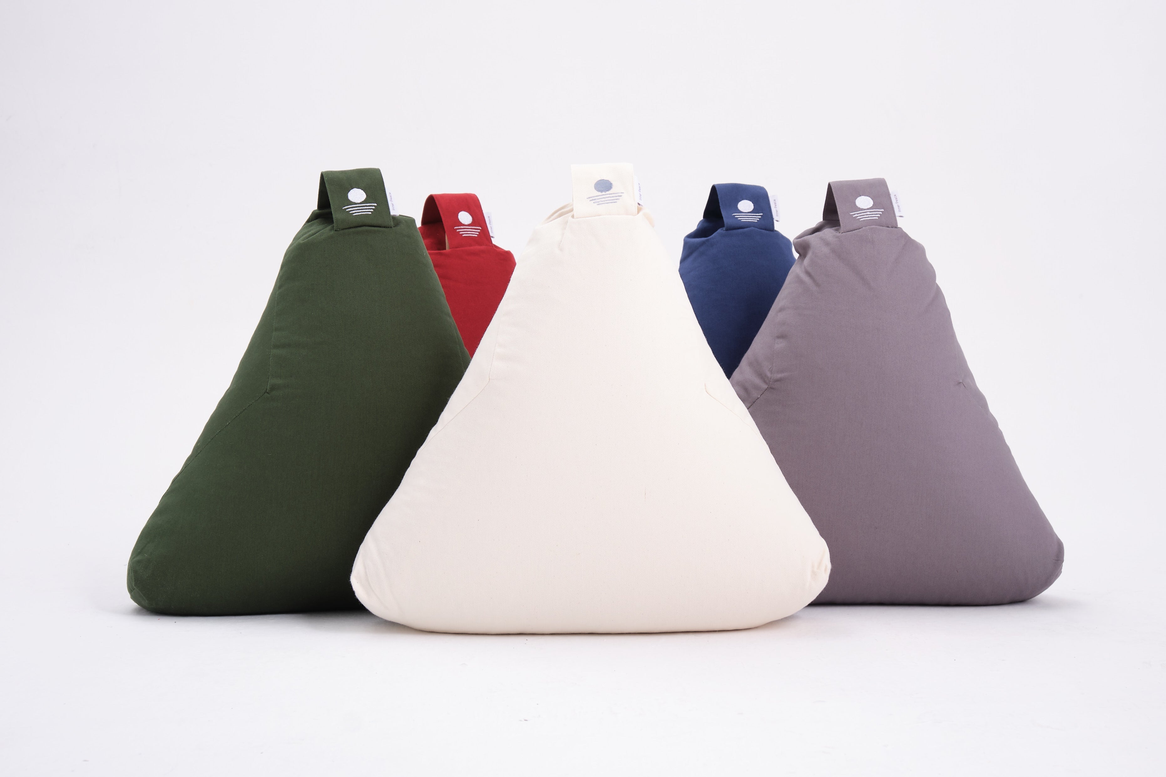 Dreieck-Yogakissen in fünf Farben – Meditationskissen aus Bio-Baumwolle in Grün, Rot, Creme, Blau und Anthrazit