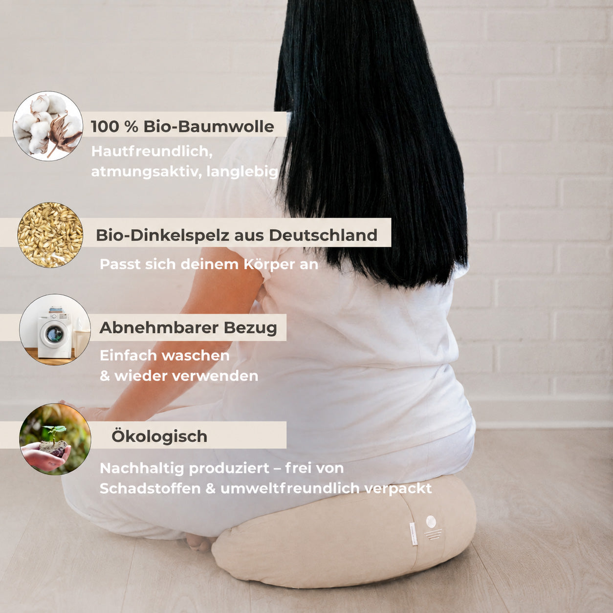 Frau meditiert auf Meditationskissen Halbmond in Light Taupe – Bio-Baumwolle und Bio-Dinkelspelz