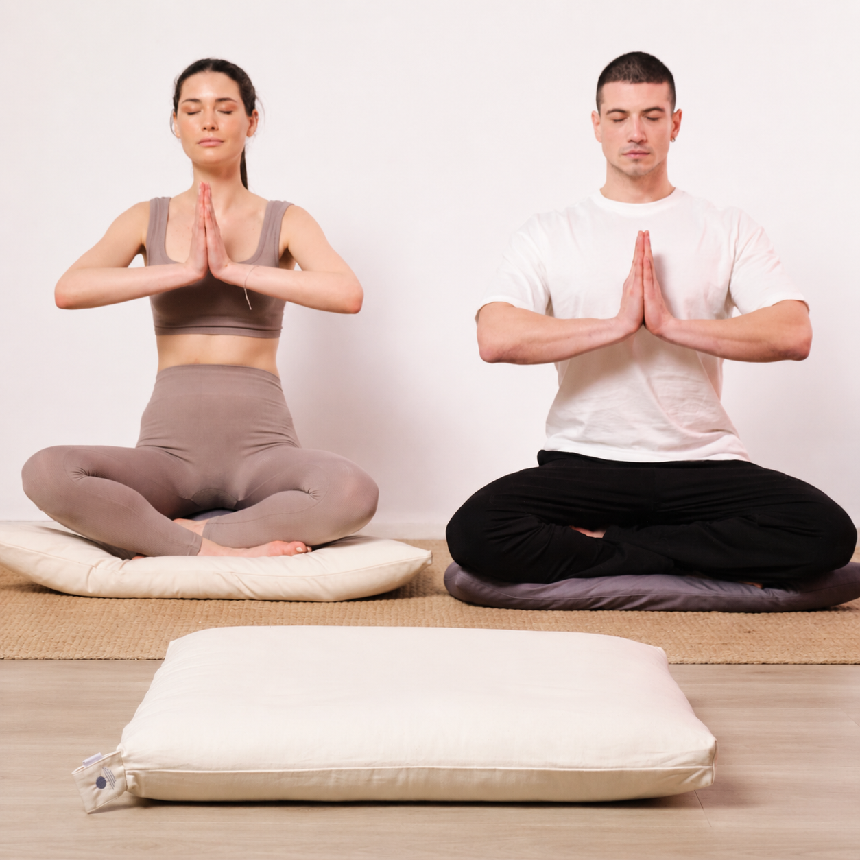 Zwei Personen meditieren auf Zabuton Meditationsmatten – knieschonende Meditationsunterlage als Yoga Zubehör