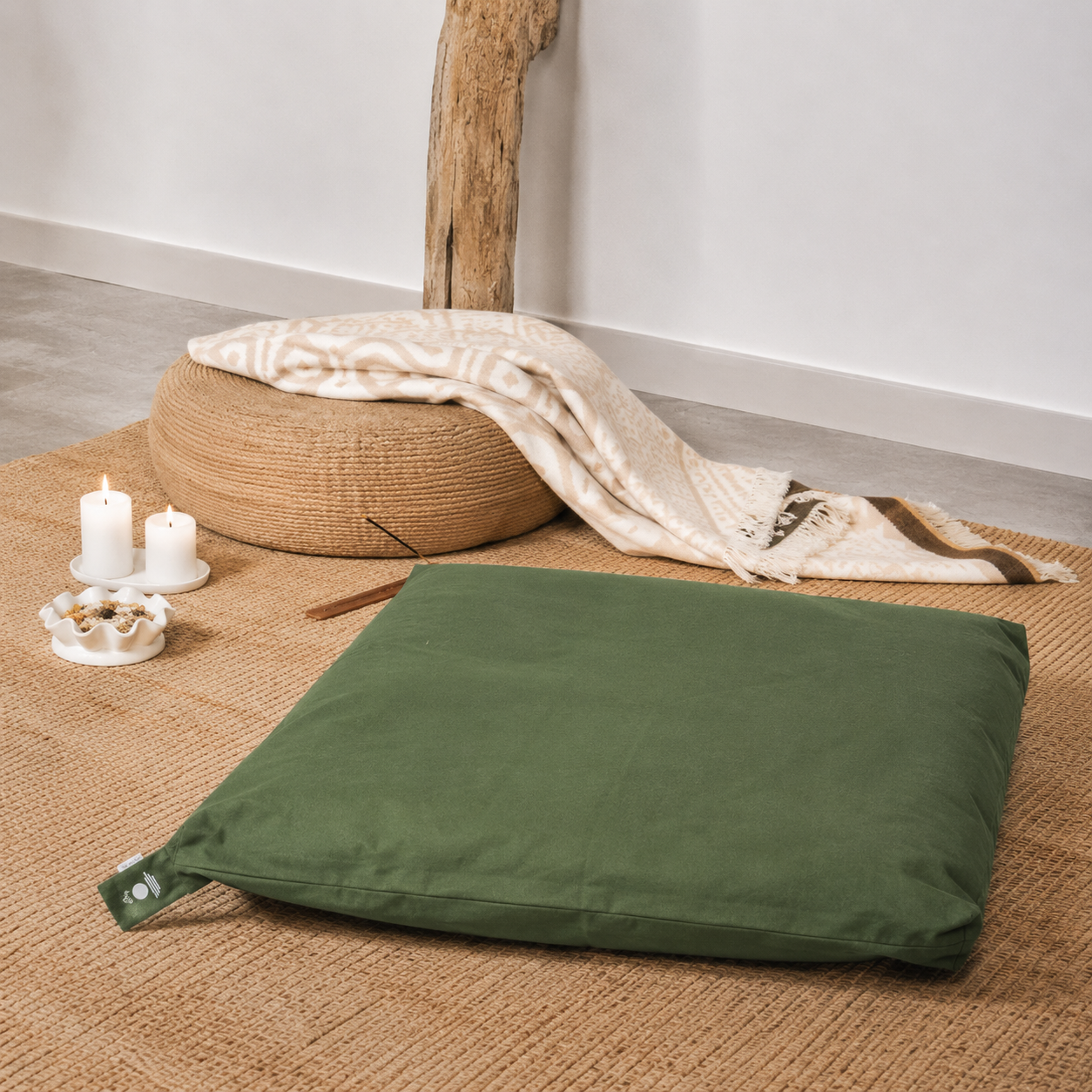 Waldgrün Zabuton Meditationsmatte auf Jutematte in ruhiger Meditationsecke mit Kerzen als Meditation Zubehör