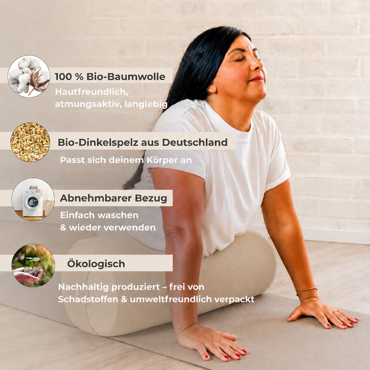 Frau entspannt auf Yoga Bolster in Light Taupe – Yogarolle für den Rücken aus Bio-Baumwolle