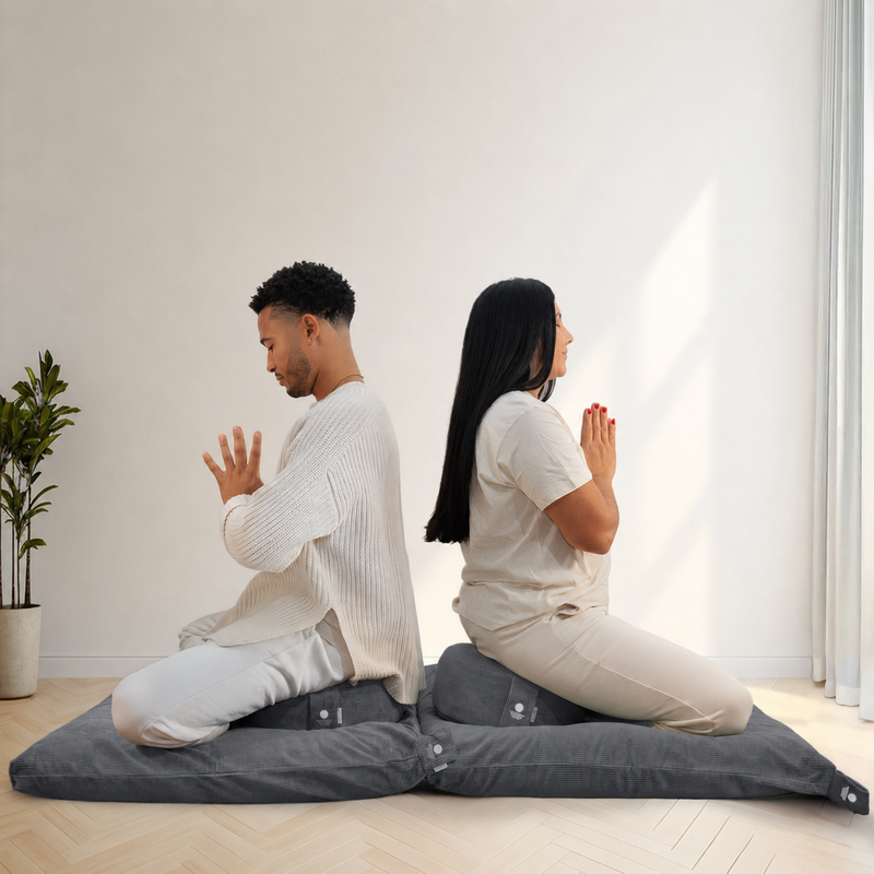 Zwei Personen knien auf Cord Zabuton Meditationsmatten – ultimativer Sitzkomfort für eine aufrechte Haltung