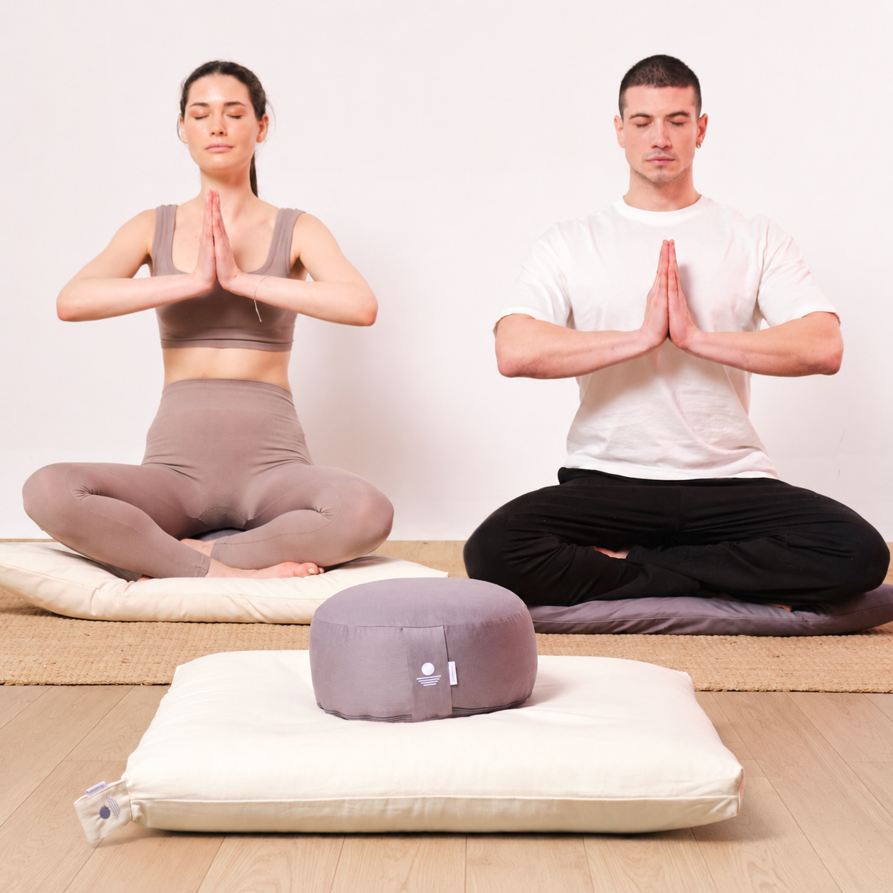 Zwei Personen meditieren auf Yogakissen und Zabuton-Matten – nachhaltiges Meditation Zubehör