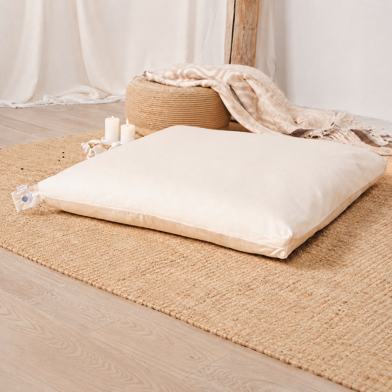 Natur Zabuton Meditationsmatte auf Jutematte in ruhiger Meditationsecke mit Kerzen als Meditation Zubehör