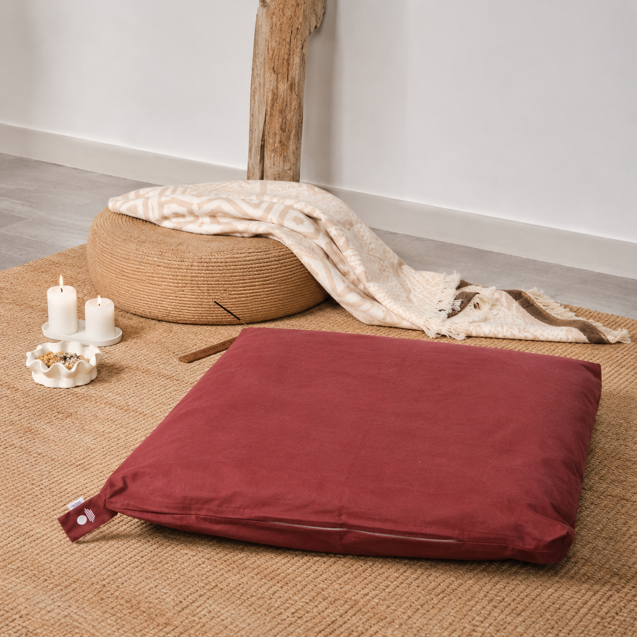 Waldbeere Zabuton Meditationsmatte auf Jutematte in ruhiger Meditationsecke mit Kerzen als Meditation Zubehör